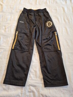 Reebok Boston Bruins boys size 4T black pull on joggers, 2 zip pockets VGUC